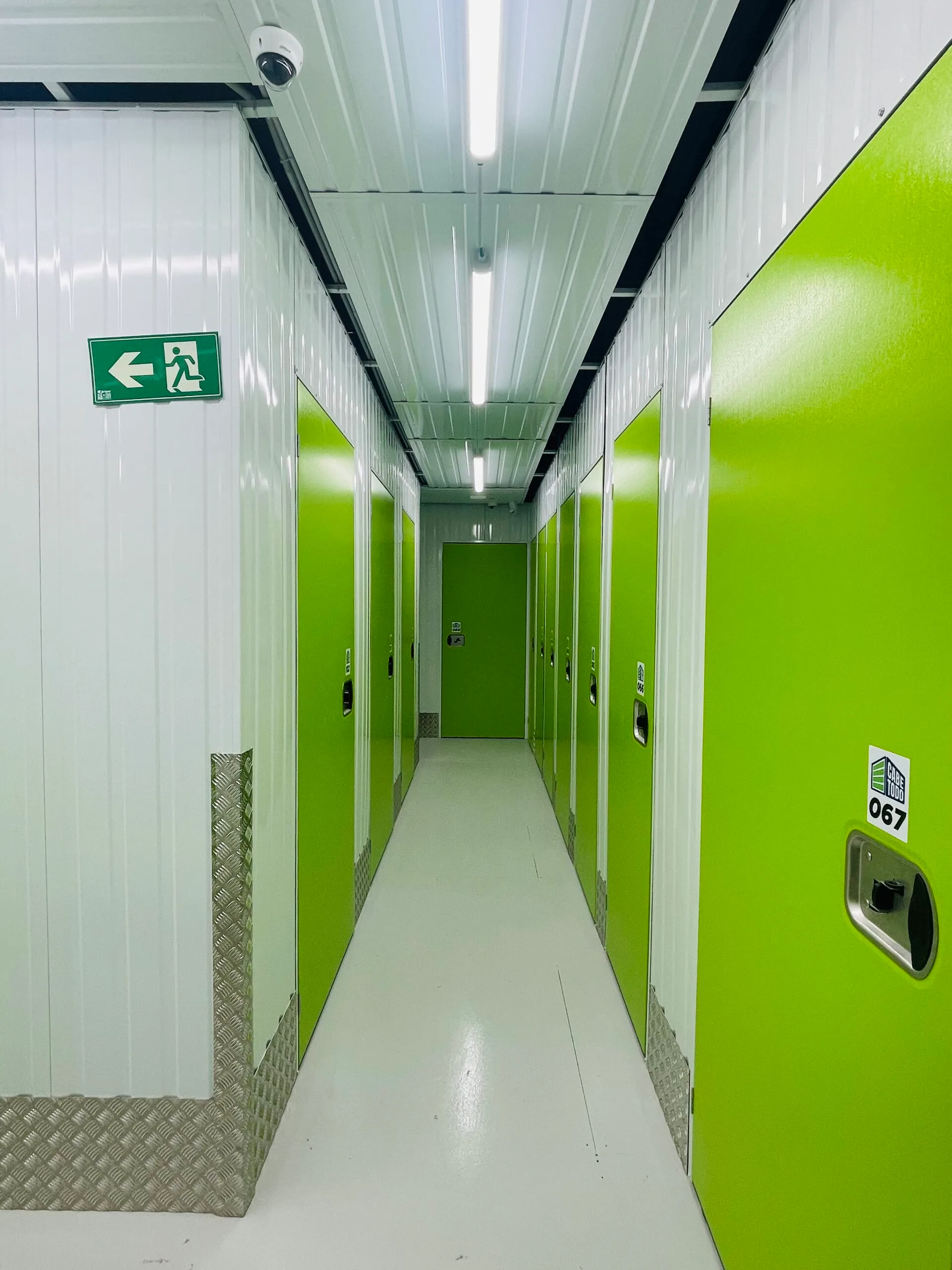 Vemos un pasillo con trasteros de Cabetodo